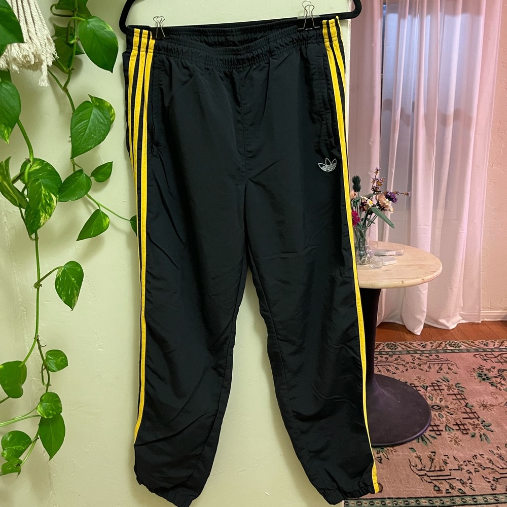 Grey Adidas Joggers w/ Yellow Stripes SIZE: M
